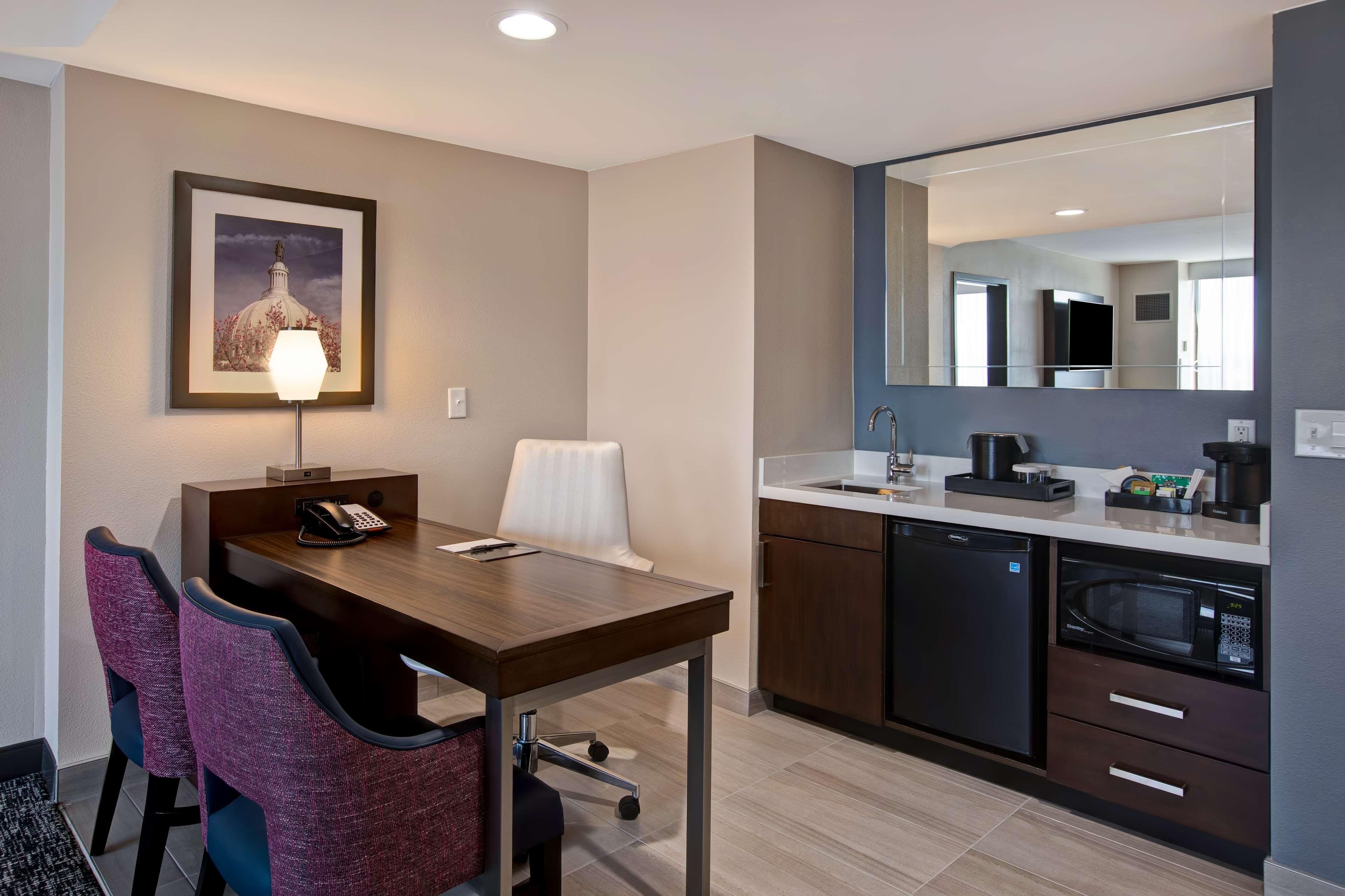 Hotel Embassy By Hilton Northwest 4*