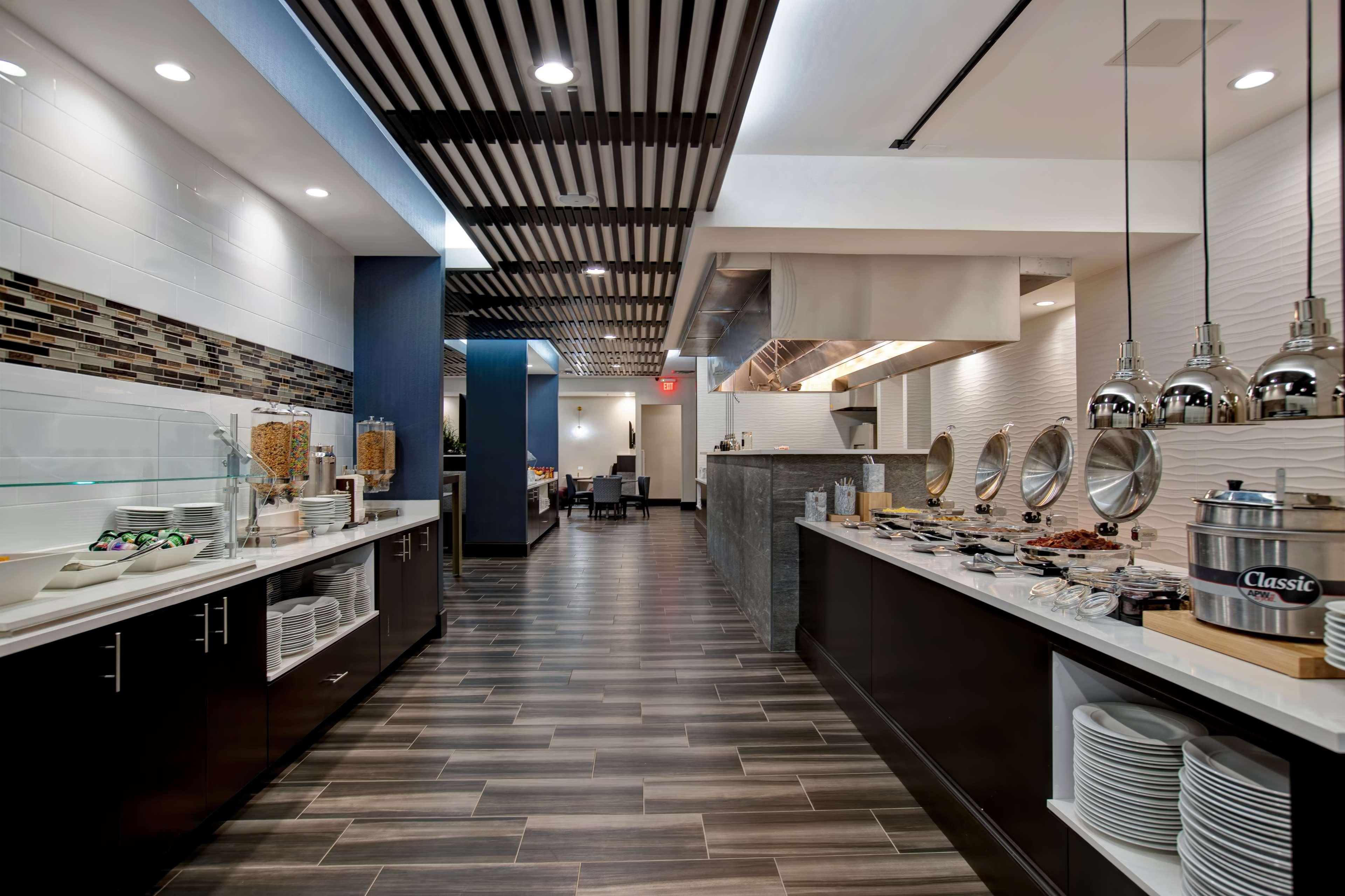 Hotel Embassy By Hilton Northwest 4*